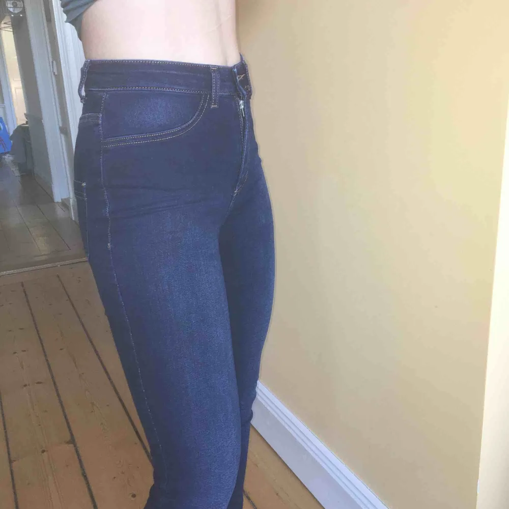 Mörkblå Calzedonia jeans. Slim fit. Stretch. Fuskfickor fram, riktiga fickor bak. Fint skick.. Jeans & Byxor.