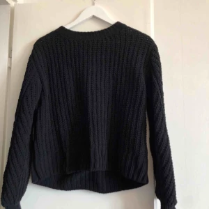  - Stickad mörkblå bomullströja från H&M. Jätteskön, varm men samtidigt luftig så jättebra nu under våren och sommaren. 