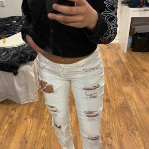 Vita snygga jeans med fina detaljer vid framfickorna! knappt använda!  Hämtas i Gävle eller fraktas, fraktkostnad tillkommer🌸