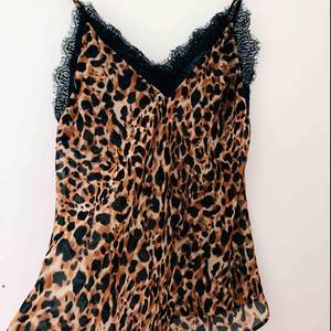 Leopardmönstrat linne med svart spets ifrån Mango. Använd en gång! Storlek S