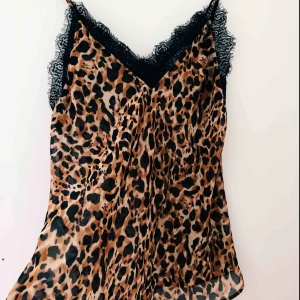  - Leopardmönstrat linne med svart spets ifrån Mango. Använd en gång! Storlek S
