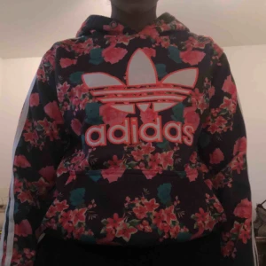  - En fin blommig adidas hoodie. Den är egentligen storlek M men funkar som storlek S också