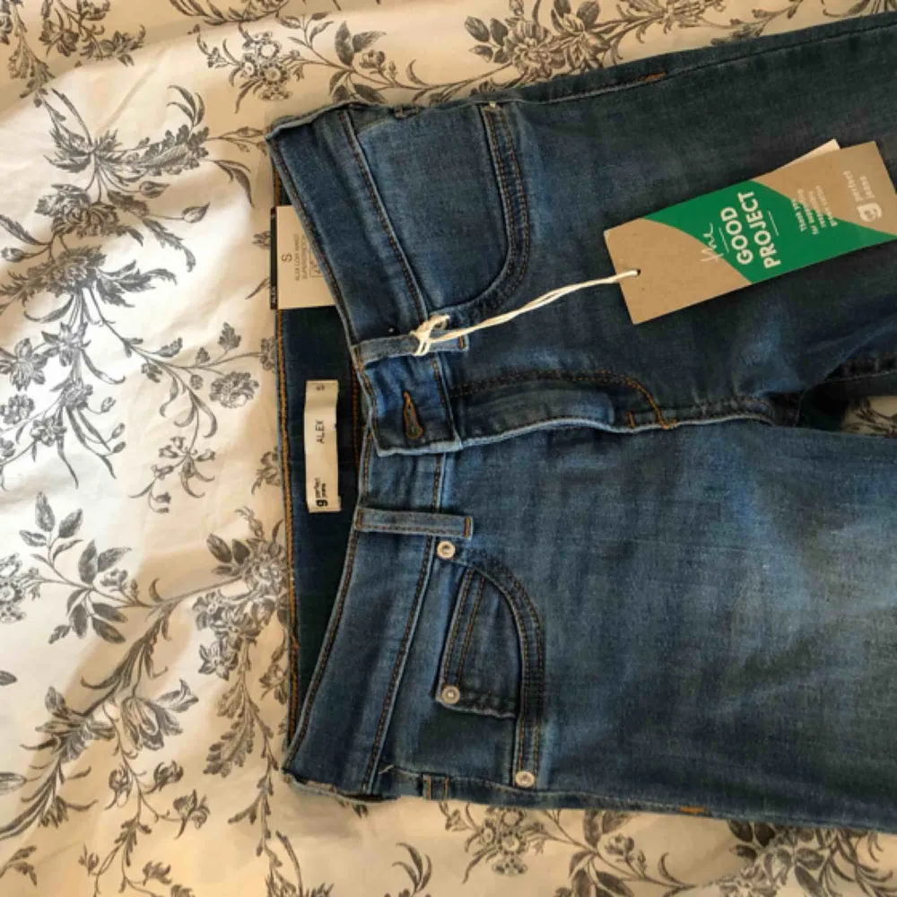 Helt oanvända Alex jeans från Gina . Jeans & Byxor.