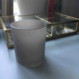  - Fin ljuslykta som ger jättefint ljus. ”Frostat glas”. Jättefint skick förutom en liten repa! 