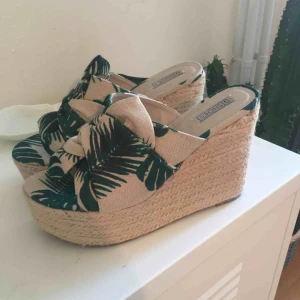  - Supersköna sandals från Nelly !  Frakt tillkommer på 76 kr . 