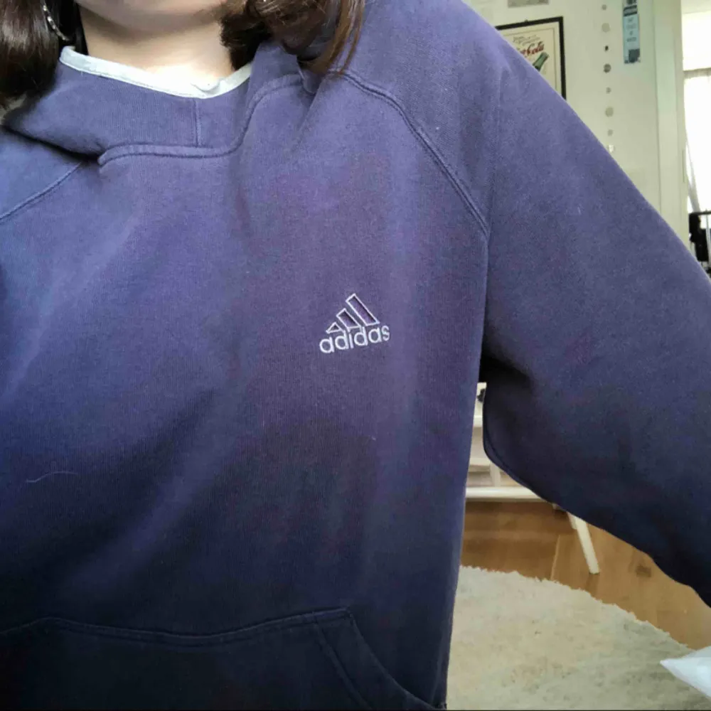 Adidas hoodie 🐥Passar alla storlekar både mig som är S och M/L. En liten slitning vid halsen men syns ej när man har på sig den. Om någon är intresserad kan ja självklart skicka bild på de som är slitet :-)  Frakt ingår i priset :). Hoodies.