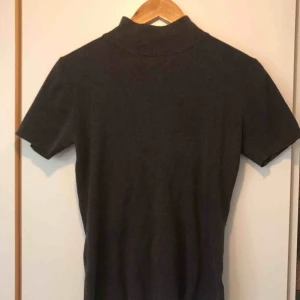  - Skönt och trendig t-shirt polo. Köpt secondhand. 🍂 Jag bjuder på fraktkostnaden 💌