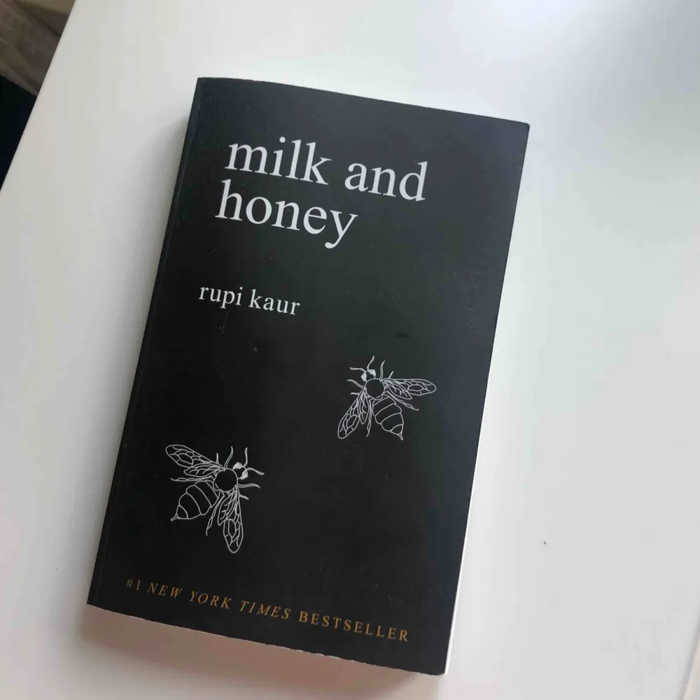 milk and honey: 120kr 🖤 the sun and her flowers: såld! frakt: 42kr // i bra skick. Övrigt.
