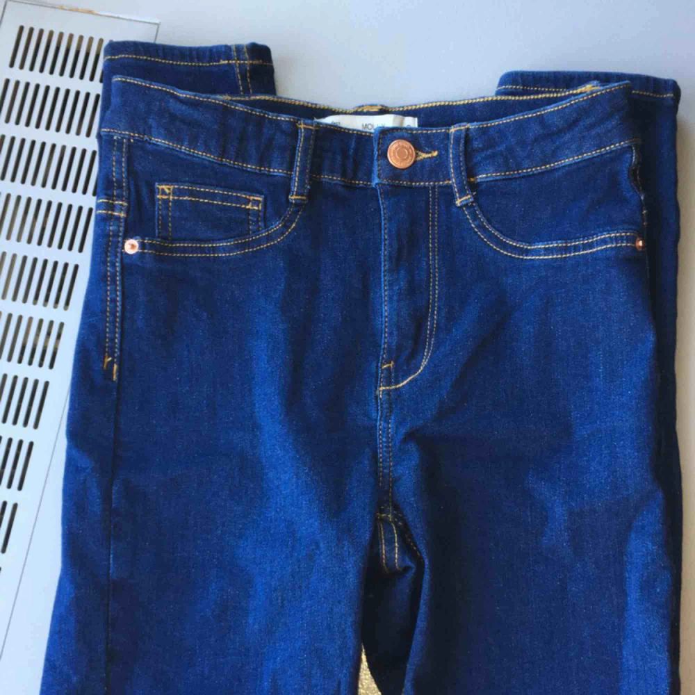 Ett par mörkblåa jeans från Gina Tricot i modellen ” molly ” och storlek S. Har bara testat jeansen. Säljer för 100kr men pris kan diskuteras! . Jeans & Byxor.