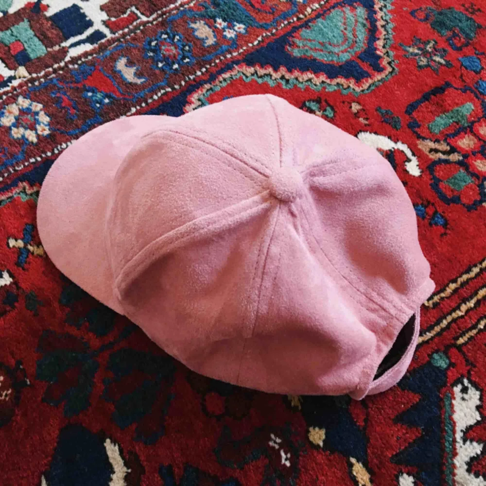 Rosa keps i fake mocka, spänne bak. Aldrig använd. Möts upp i Sthlm eller skickas mot frakt 😊. Accessoarer.