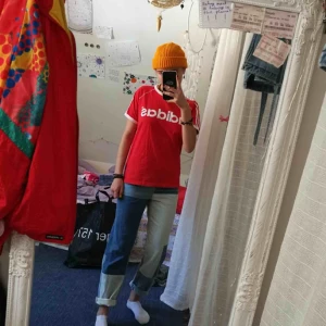  - SÅÅÅ COOLA JEANS!!!!! Älskar dessa byxor😩 så himla sköna och one of a kind!!! Köpta nya på secondhand men verkligen i toppskick än. Synliga sömmar och högmidjade!💞💞 frakten ligger på ca 50 kr men kan även mötas upp i centrala Uppsala!