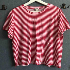 T-shirt - T-Shirt i större och kortare modell, Stl L. Från monki. Använd 1 gång. 