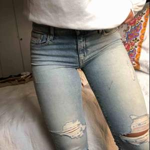 Helt oanvända jeans från Calvin Klein. Modellen heter straight cropped. De har en litensvart fläck på ena låret som ej går bort, men det är ingenting som syns så tydligt eller stör.