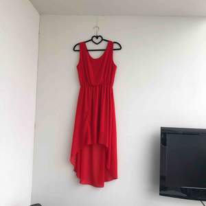 En röd och julig klänning som också kan användas på sommaren. Lite längre där bak och bekvämt tyg. Aldrig använd eftersom den är för stor.