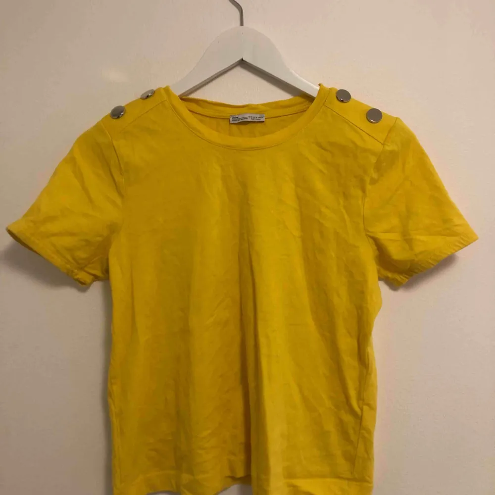 Den perfekta gula tröjan nu inför sommaren:) aldrig använd :( önskas fler bilder, kontakta mig ! Köparen betalar 50 kr+frakten😜💖. T-shirts.