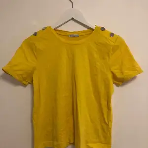 Den perfekta gula tröjan nu inför sommaren:) aldrig använd :( önskas fler bilder, kontakta mig ! Köparen betalar 50 kr+frakten😜💖