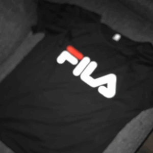  - Helt ny fila tröja i stretchig material strl s-m. Självklart fake