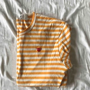  - Gul cdg tröja, har två små bläckfläckar en bit under hjärtat men dom är knappt synliga.