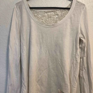  - Odd Molly blus med spets i ryggen  Storlek 2  