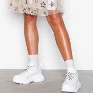  - Snygga vita chunky sneakers från Nelly. Användes förra sommaren men fortfarande i bra skick!  Svartvita skosnören skickas med.   Hämtas upp i Göteborg/köparen står för frakten 