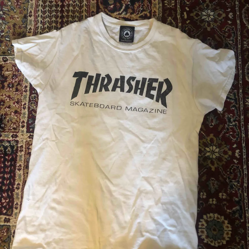 Säljer en Thrasher tshirt i storlek S:) den har lite små hål på sidan men det är inget man märker av (se bild tre)  Finns i Falun men kan skickas mot fraktkostnad!. T-shirts.