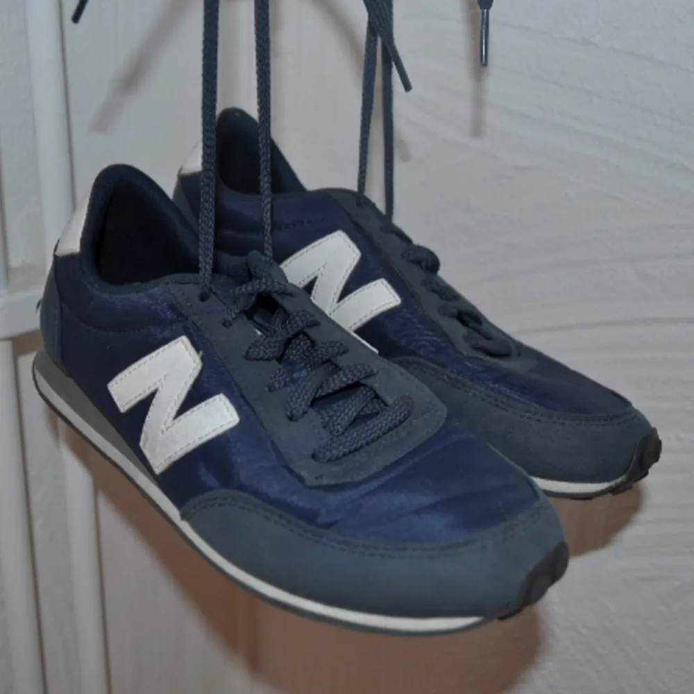 Mörkblåa sneakers från New Balance, storlek 37,5. Fint skick!. Skor.