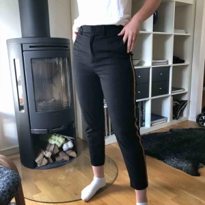  - Coola kostymbyxor från hm. Knappt använda! Dem är en herr 44 men dem passar som en dam 36/38. Dem sitter jättebra👍🏼 Om du vill få mer detaljer om storlek eller annat är det bara att skriva. Köparen betalar för frakt. 