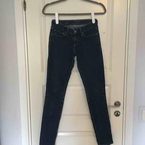Fina skinny-jeans från Levi’s. Tyvärr är en del av texten på loggan borta, därav de låga priset.  Betalning sker via swish💙 Kan mötas upp i Uppsala!
