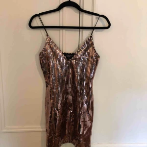  - Glittrig klänning i rosé från Topshop, aldrig använd pga fel storlek.