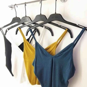  - Har dessa i vit och gul, prislapp kvar.  60kr för toppen 30kr för frakten. 