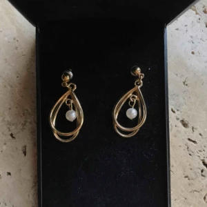  - Söta örhängen med en pärla i mitten! Köpare står för frakt, men kan mötas upp!💕