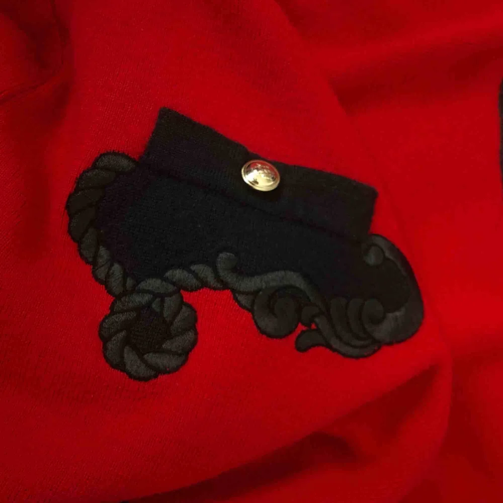 Röd vintage tröja med fickor från Moda styl. 70% ull och 30% akryl. Den är i bra begagnat skick och har inga hål eller fläckar. Den har svarta kanter. Den är gjord i Italien.  Personen på bilden är 158 cm.. Stickat.