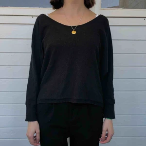  - Svart stickad tröja från indiska i strl S (funkar dock även för M skulle jag säga)! Den är i bra begagnat skick och har inga hål eller fläckar.  Personen på bilden är 158.