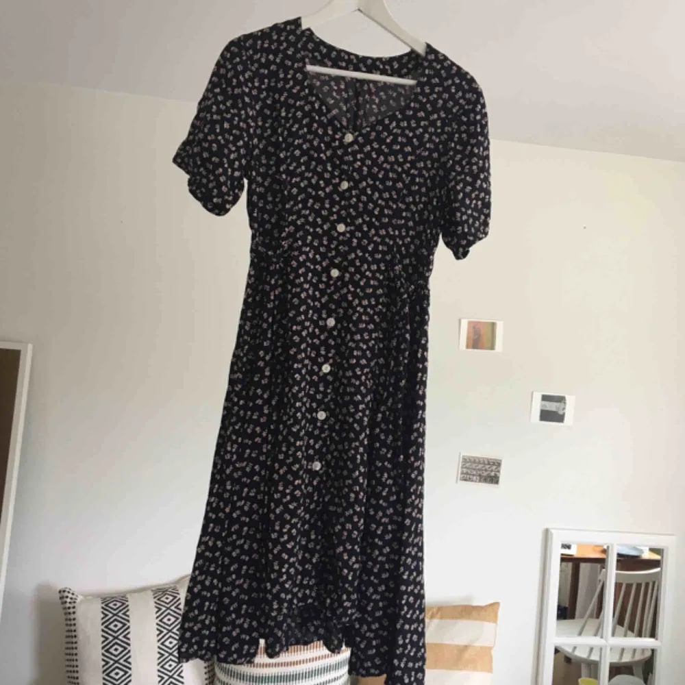 Så fin vintageklänning! 🌹🌹🌹 Köpt här på plick, men säljer då jag har många liknande. . Klänningar.