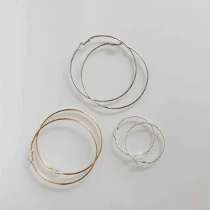  - Oanvända örhängen (minns ej var jag köpt dom, de stora silvriga är använda en gång!) - priset är inklusive frakt✨