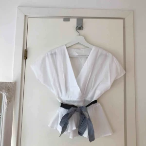  - Blus från Shein.com med knyte i midjan. Den är genomskinlig så jag skulle rekommendera en ex spetsbh under. Säljer pga att den är för liten. Frakt tillkommer!