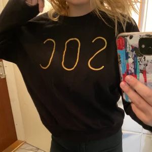 SOC sweatshirt - Säljer denna jättesnygga sweatshirt från SOC. Finns ej att köpa längre. Ärvde den så vet ej hur mycket den är använd innan mig, av mig är den använd ett fåtal gånger för ca 2 år sen. Jättefint  skick fortfarande. Skriv privat för mer info och bilder🥰🥰