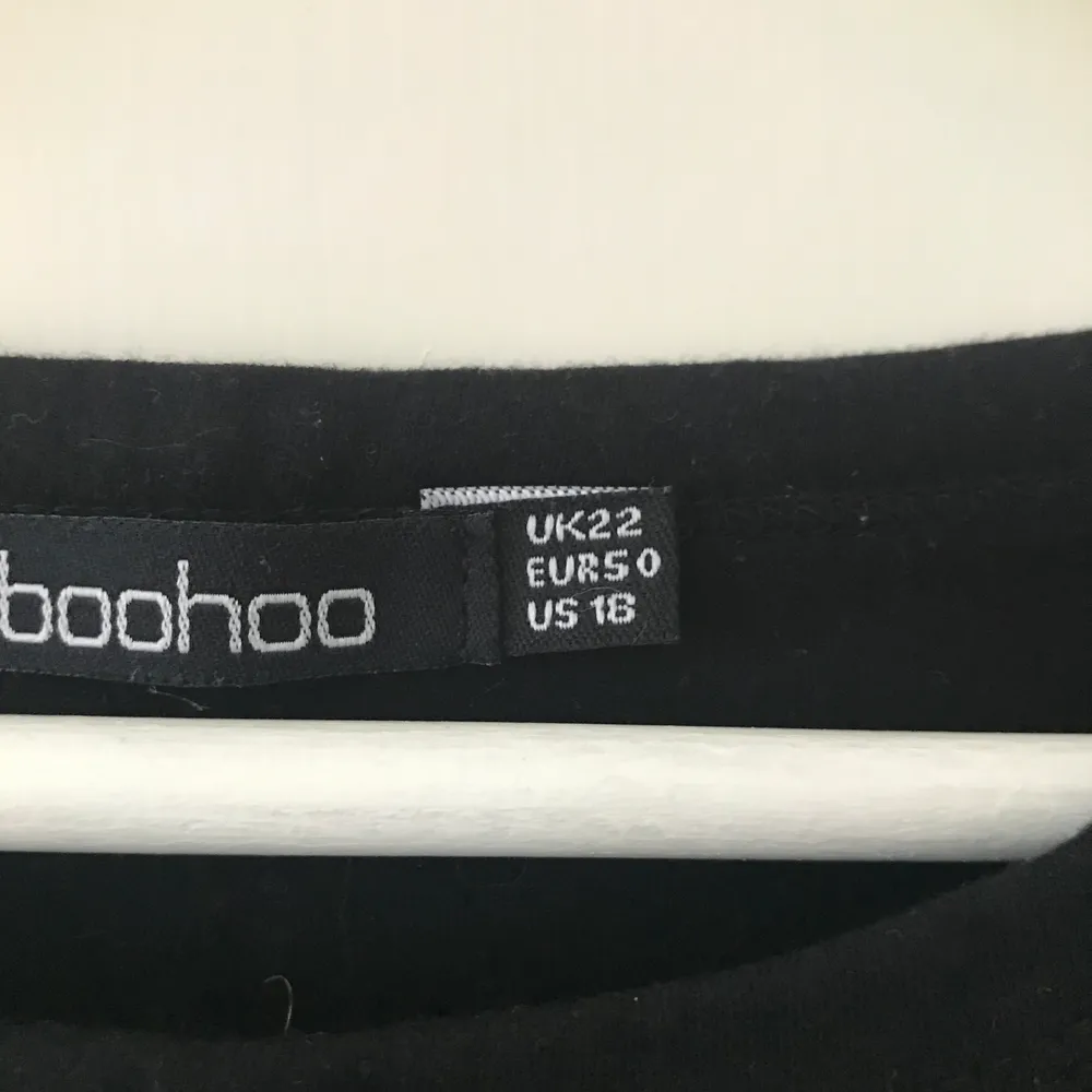 Svart kortare t-shirt med tryck✨ Från Boohoo Litet rött streck på trycket✨ Strl 50. Toppar.