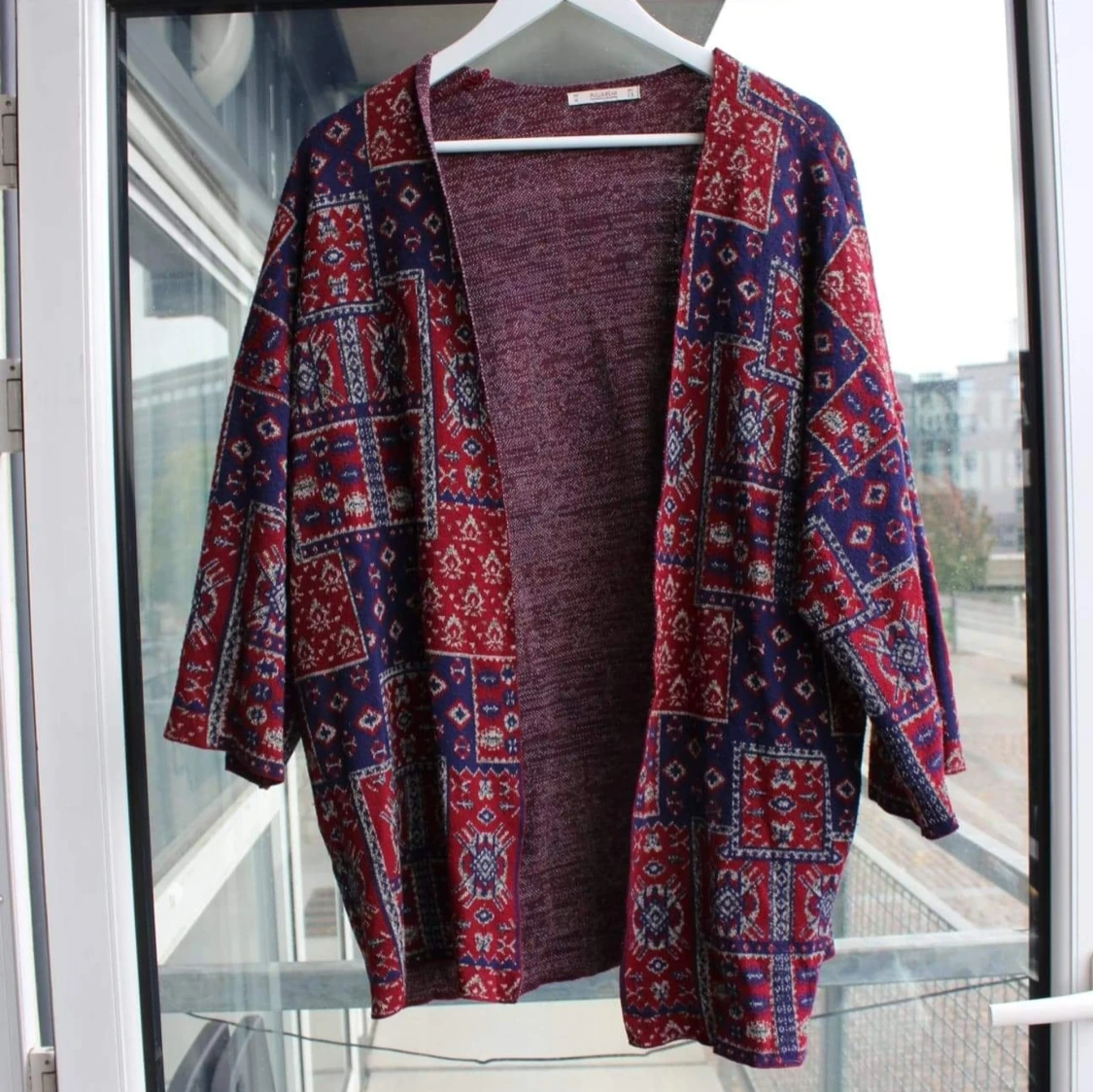 Vinröd, mönstrad kofta