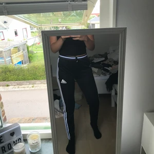 Vanliga Adidasbyxor - Knappt använda adidas byxor. Säljer för blivit för små. Priset kan diskuteras. Köparen står för frakten. Kan mötas upp i Lund.