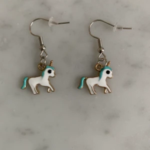 Homemade - Jätte gulliga örhängen med enhörningar på. 10 kronor + 10 i frakt. ENDAST ETT PAR 💙 KVAR!