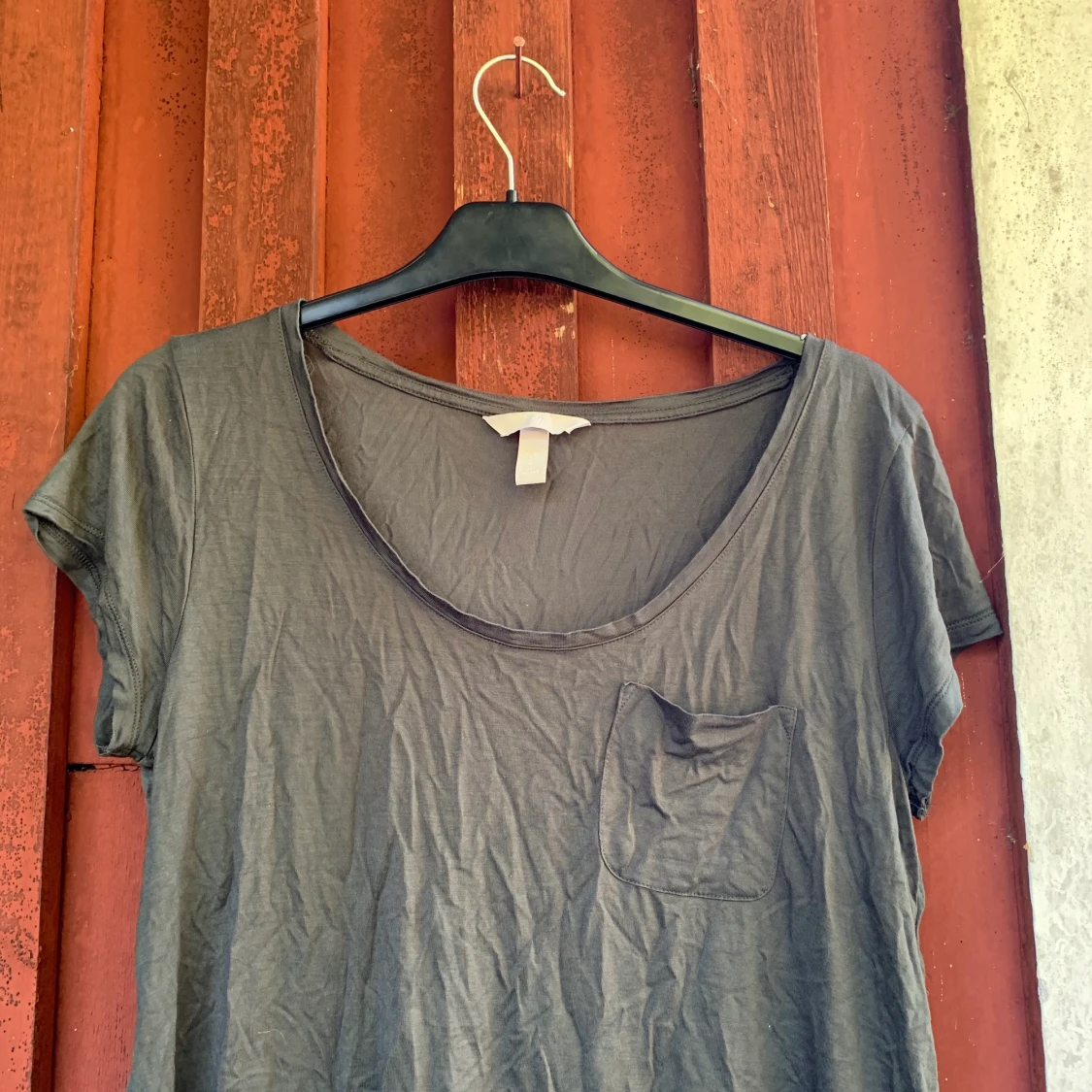 Olivgrön T-shirt från HM i storlek M - 90