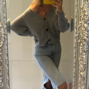 Stickad tröja - Stickad tröja med knappar från dobber i storlek M, köpt på MQ. Endast använd några gånger. Orginalpris 700kr 