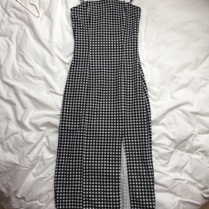 Klänning  - Tight trikåklänning från H&M. Stl 34. Hög slits. Aldrig använd! Upphämtning Malmö