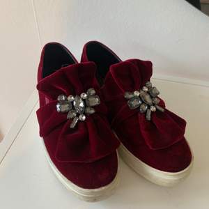 Säljer dessa söta skor från zara då dom inte kommer till användning. så fin färg perfekt till hösten!! En Sten/diamant har lossnat (bild 3) men inget man tänker så mycket på. Frakt ingår 