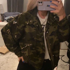 As cool militär jacka - Militär jacka från H&M, lite oversize med fina detaljer! (Skick som ny) kund står för frakt