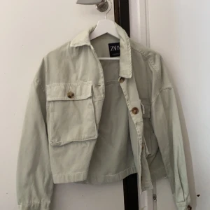 Jacka - Säljer min jacka från zara i storlek xs. Anväd ett fåtal gånger så fortfarande superfint skick