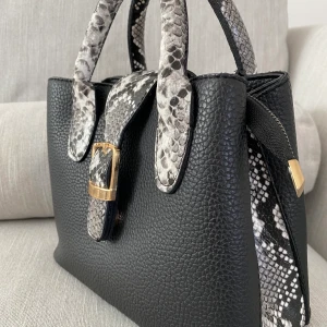 Väska - Skinn, ny oanvänd , inte sliten någonstans köpt för 500, dm för intresse