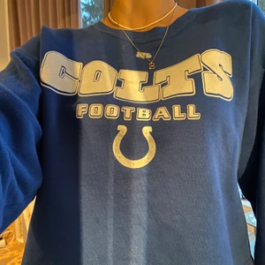 Sweatshirt - Säljer nu min fina sweatshirt, köpt på Beyond Retro för ca 500kr Strl XL men skulle säga mer än M! Buda gärna!!! 💜 Inte helt säker på att jag vill sälja den beror på hur bra bud jag får!! 