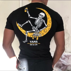 Vans t-shirt - Vans t-shirt i stretchigt material i storlek S som sldrig varit använd. Passar även tjej skriv och för bild vid intresse hur den sitter på en tjej.